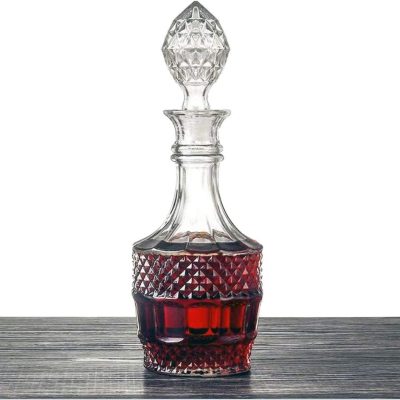 Vintage-Style Diamond-Cut Long-Neck Glass Decanter